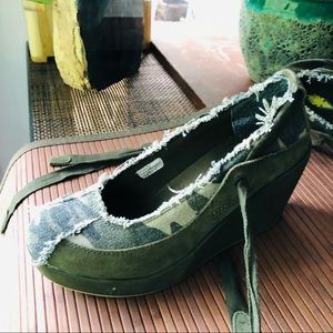 camouflage distressed wedge